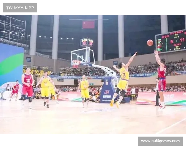 高校体育中心球场座无虚席，省级篮球联赛决赛氛围热烈