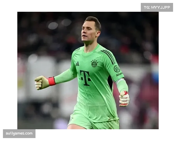 特写：在训练基地，39岁的诺伊尔仍在加练扑救反应